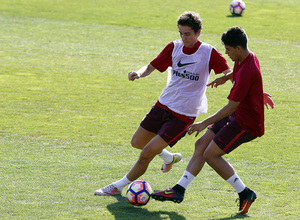 temporada 16/17. Entrenamiento en la ciudad deportiva Wanda. Juveniles con el balón durante el entrenamiento
